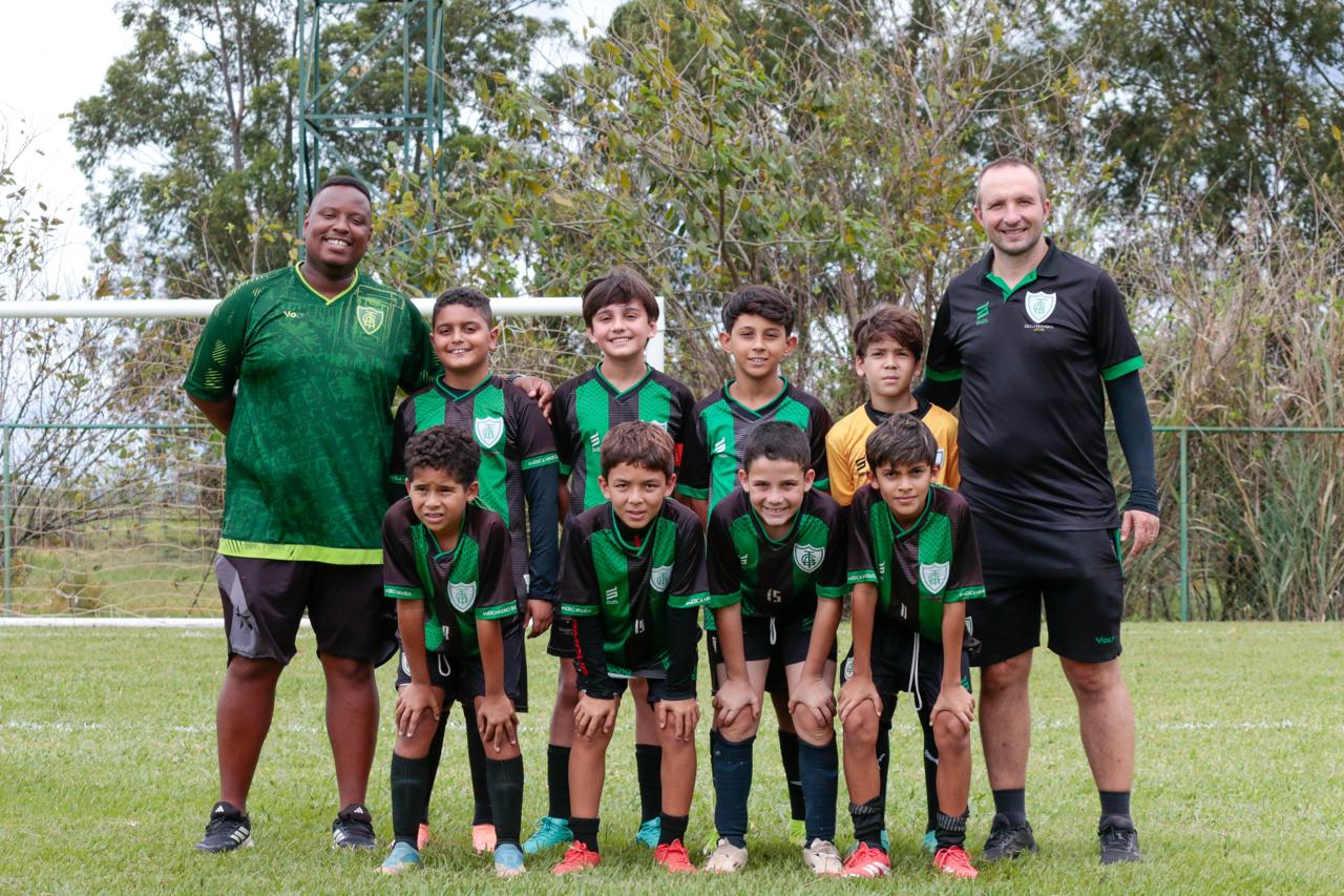 Turma da América Mineiro reunida em campo com o professor